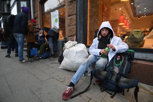 Юноша в очереди у магазина re:Store на Тверской улице в Москве, где 28 сентября начались продажи новых iPhone XS и iPhone XS Max Юноша в очереди у магазина re:Store на Тверской улице в Москве, где 28 сентября начались продажи новых iPhone XS и iPhone XS Max