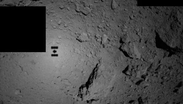 Тень зонда Хаябуса-2 на астероиде Рюгу Тень зонда Хаябуса-2 на астероиде Рюгу