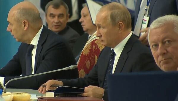 Успеть все: Путин с томом Пушкина на саммите СНГ Успеть все: Путин с томом Пушкина на саммите СНГ