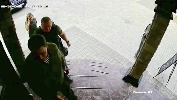 Стоп-кадр записи камеры видеонаблюдения перед входом в кафе Сепаратист в Донецке Стоп-кадр записи камеры видеонаблюдения перед входом в кафе Сепаратист в Донецке