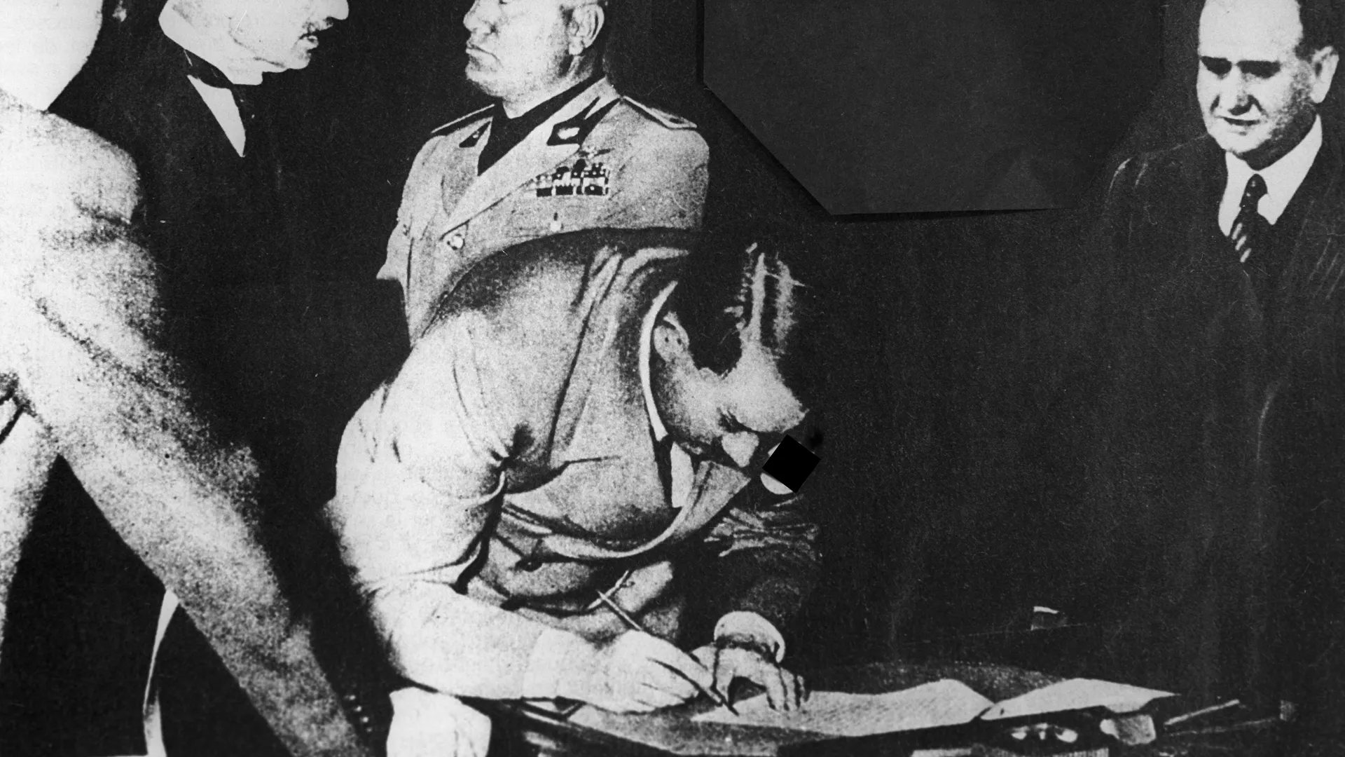 Рейхсканцлер Германии Адольф Гитлер подписывает Мюнхенское соглашение 1938 года о разделе Чехословакии - РИА Новости, 1920, 26.01.2021