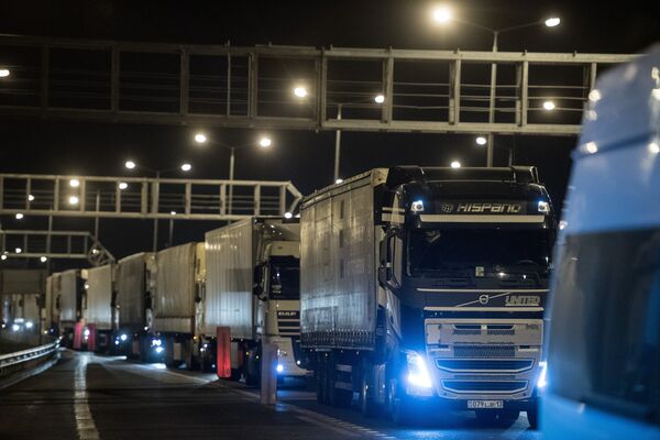 Грузовые машины на Керченском мосту Грузовые машины на Керченском мосту