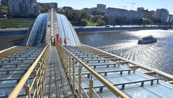 Промышленные альпинисты на крыше моста Промышленные альпинисты на крыше моста