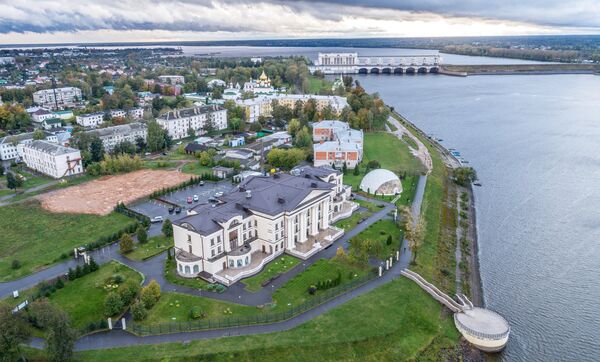 Вид на Углическую ГЭС, церковь Рождества Иоанна Предтечи на Волге и Воскресенский монастырь в городе Углич Вид на Углическую ГЭС, церковь Рождества Иоанна Предтечи на Волге и Воскресенский монастырь в городе Углич