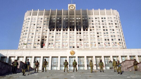 Бойцы спецотряда МВД РФ «Альфа» контролируют вход в здание Верховного Совета в октябре 1993 г. Архивное фото Бойцы спецотряда МВД РФ «Альфа» контролируют вход в здание Верховного Совета в октябре 1993 г. Архивное фото