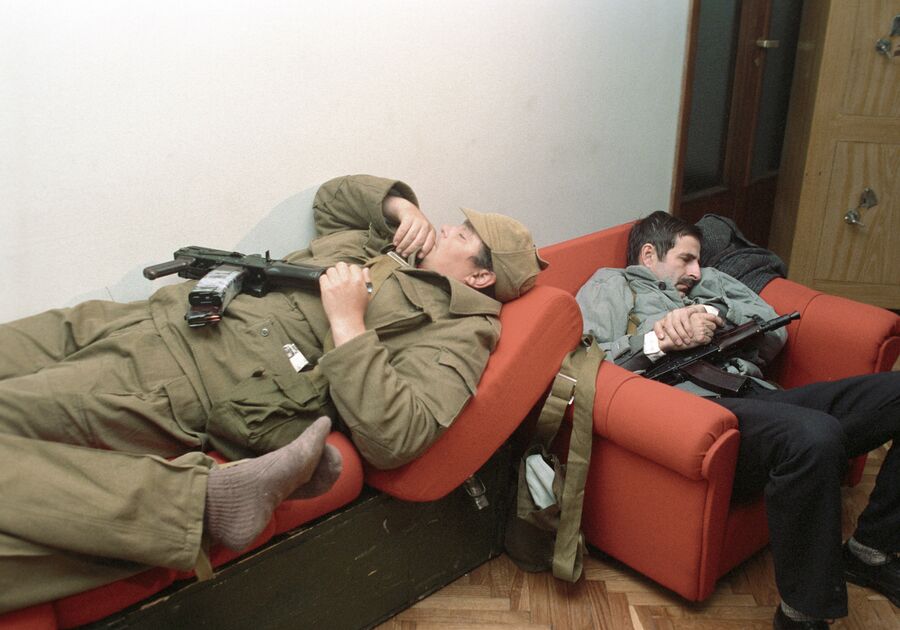 Вооруженные участники октябрьских событий 1993 года спят в одной из комнат Дома Советов РФ Вооруженные участники октябрьских событий 1993 года спят в одной из комнат Дома Советов РФ