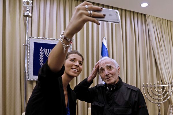 Шарль Азнавур делает селфи с поклонницей в Иерусалиме Шарль Азнавур делает селфи с поклонницей в Иерусалиме