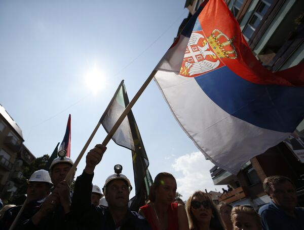 Сербы Косово с флагом Сербии во время митинга Сербы Косово с флагом Сербии во время митинга