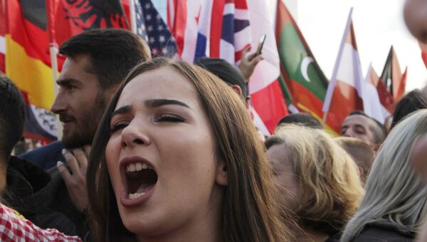 Митинг против предложения президента Косово об изменении границы с Сербией в Приштине Митинг против предложения президента Косово об изменении границы с Сербией в Приштине