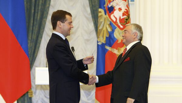 2 ноября 2009 г. Президент РФ Дмитрий Медведев награждает орденом За заслуги перед Отечеством IV степени артиста Московского театра миниатюр Романа Карцева (Каца) 2 ноября 2009 г. Президент РФ Дмитрий Медведев награждает орденом За заслуги перед Отечеством IV степени артиста Московского театра миниатюр Романа Карцева (Каца)