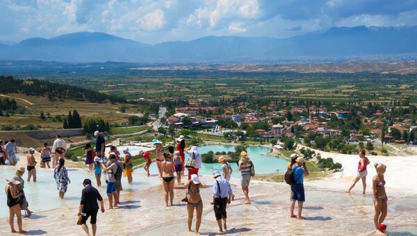 Туристы в травертинах в Памуккале Туристы в травертинах в Памуккале