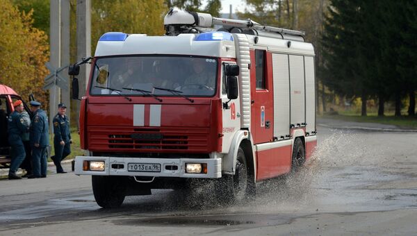 Автомобиль пожарной охраны во время командно-штабных учений МЧС РФ. Архивное фото Автомобиль пожарной охраны во время командно-штабных учений МЧС РФ. Архивное фото