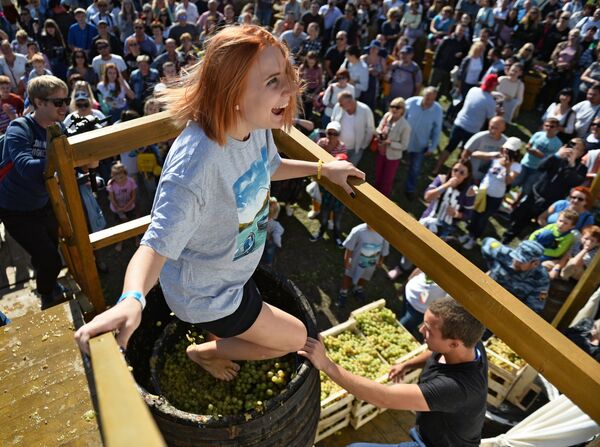 Участница конкурса Винодавильня на фестивале молодого вина WineFest в Балаклаве Участница конкурса Винодавильня на фестивале молодого вина WineFest в Балаклаве