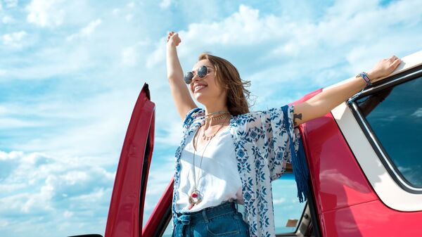 Девушка возле автомобиля Девушка возле автомобиля