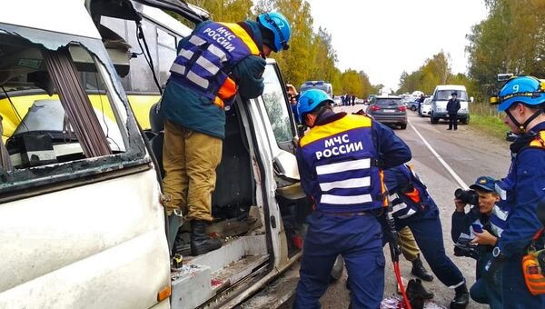 На месте ДТП с участием рейсового автобуса и маршрутного микроавтобуса в Тверской области На месте ДТП с участием рейсового автобуса и маршрутного микроавтобуса в Тверской области