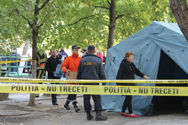 Сотрудники службы спасения рядом с жилым домом на Московском проспекте в Кишиневе, где произошел взрыв. 7 октября 2018 Сотрудники службы спасения рядом с жилым домом на Московском проспекте в Кишиневе, где произошел взрыв. 7 октября 2018