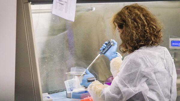 Сотрудница лаборатории имени Ричарда Лугара в Грузии Сотрудница лаборатории имени Ричарда Лугара в Грузии