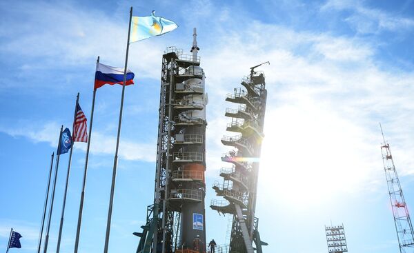 Установка ракеты-носителя Союз-ФГ с пилотируемым кораблем Союз МС-10 на стартовый стол первой Гагаринской стартовой площадки космодрома Байконур Установка ракеты-носителя Союз-ФГ с пилотируемым кораблем Союз МС-10 на стартовый стол первой Гагаринской стартовой площадки космодрома Байконур