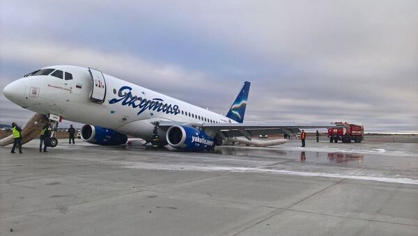 Самолет Sukhoi Superjet 100 авиакомпании Якутия в аэропорту Якутска, который при посадке выкатился за пределы взлетно-посадочной полосы. 10 октября 2018 Самолет Sukhoi Superjet 100 авиакомпании Якутия в аэропорту Якутска, который при посадке выкатился за пределы взлетно-посадочной полосы. 10 октября 2018