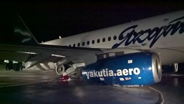 Самолет Sukhoi Superjet 100 авиакомпании Якутия в аэропорту Якутска, который при посадке выкатился за пределы взлетно-посадочной полосы. 10 октября 2018 Самолет Sukhoi Superjet 100 авиакомпании Якутия в аэропорту Якутска, который при посадке выкатился за пределы взлетно-посадочной полосы. 10 октября 2018