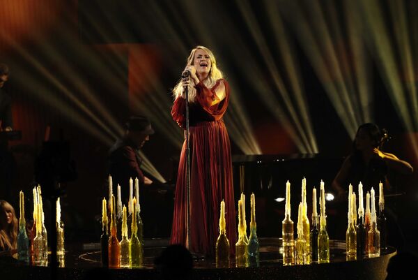 Кэрри Андервуд во время выступления на церемонии награждения American Music Awards в Лос-Анджелесе Кэрри Андервуд во время выступления на церемонии награждения American Music Awards в Лос-Анджелесе