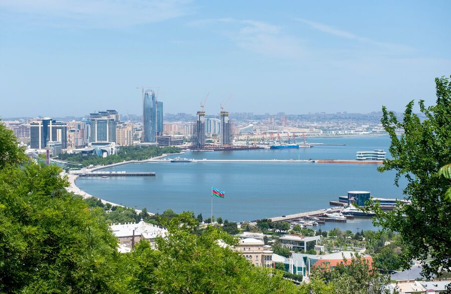 Панорама города Баку и Бакинской бухты в Каспийском море Панорама города Баку и Бакинской бухты в Каспийском море