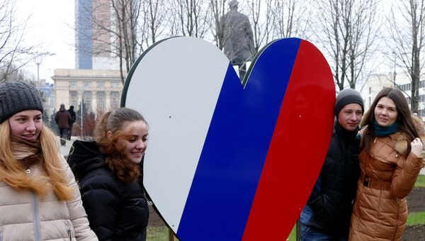 Жители Донецка на митинге-концерте в честь годовщины воссоединения Крыма с Россией Жители Донецка на митинге-концерте в честь годовщины воссоединения Крыма с Россией