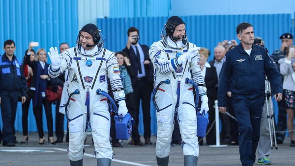 Космонавт Роскосмоса Алексей Овчинин и астронавт NASA Ник Хейг перед стартом ракеты-носителя Союз-ФГ с пилотируемым кораблем Союз МС-10 на космодроме Байконур Космонавт Роскосмоса Алексей Овчинин и астронавт NASA Ник Хейг перед стартом ракеты-носителя Союз-ФГ с пилотируемым кораблем Союз МС-10 на космодроме Байконур