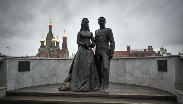 Статуя Грейс Келли и Ренье III в Йошкар-Оле Статуя Грейс Келли и Ренье III в Йошкар-Оле