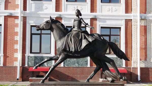 Памятник Императрице Елизавете Петровне на набережной Брюгге в Йошкар-Оле Памятник Императрице Елизавете Петровне на набережной Брюгге в Йошкар-Оле