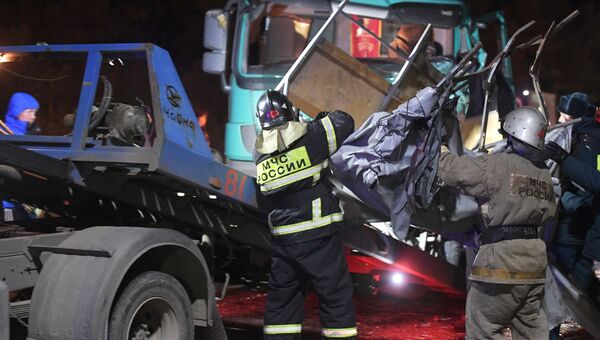 Сотрудники полиции и спасатели на месте столкновении автобуса с фурой в Чувашии. 11 октября 2018 Сотрудники полиции и спасатели на месте столкновении автобуса с фурой в Чувашии. 11 октября 2018