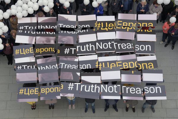 Участники акции в поддержку руководителя портала РИА Новости Украина Кирилла Вышинского у Международного мультимедийного пресс-центра МИА Россия сегодня в Москве. 12 октября 2018 Участники акции в поддержку руководителя портала РИА Новости Украина Кирилла Вышинского у Международного мультимедийного пресс-центра МИА Россия сегодня в Москве. 12 октября 2018