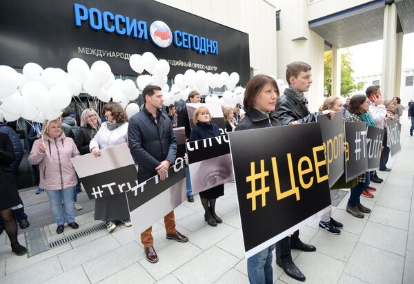 Участники акции в поддержку руководителя портала РИА Новости Украина Кирилла Вышинского у Международного мультимедийного пресс-центра МИА Россия сегодня в Москве. 12 октября 2018 Участники акции в поддержку руководителя портала РИА Новости Украина Кирилла Вышинского у Международного мультимедийного пресс-центра МИА Россия сегодня в Москве. 12 октября 2018