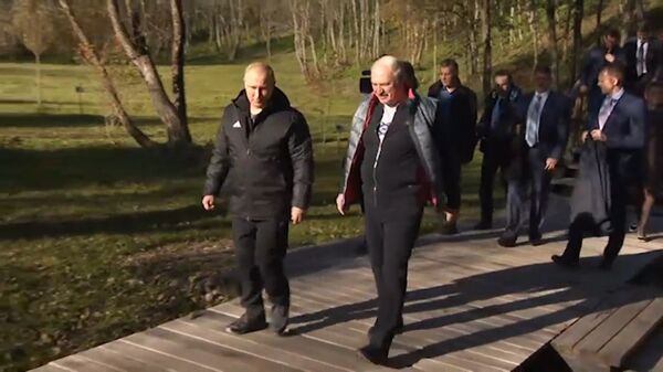Лукашенко угостил Путина целебной водой и прокатил по своей малой родине Лукашенко угостил Путина целебной водой и прокатил по своей малой родине