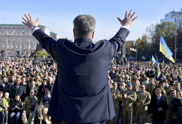 Президент Украины Петр Порошенко во время молебна по случаю ожидаемого решения о предоставлении автокефалии церкви на Украине. 14 октября 2018 Президент Украины Петр Порошенко во время молебна по случаю ожидаемого решения о предоставлении автокефалии церкви на Украине. 14 октября 2018