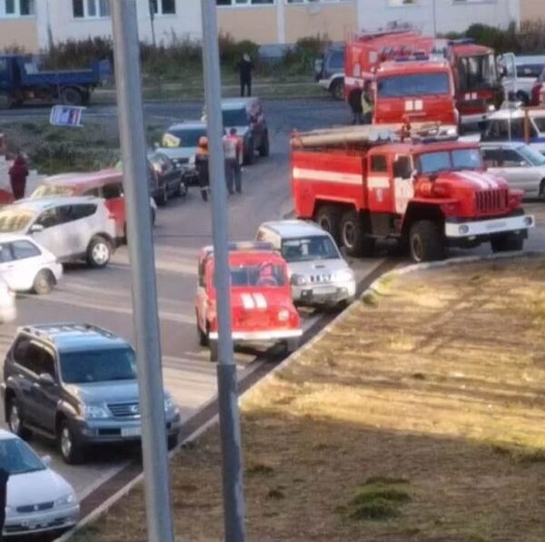 Сотрудники МЧС на месте пожара по улице Савченко в Петропавловске – Камчатском. 15 октября 2018 Сотрудники МЧС на месте пожара по улице Савченко в Петропавловске – Камчатском. 15 октября 2018
