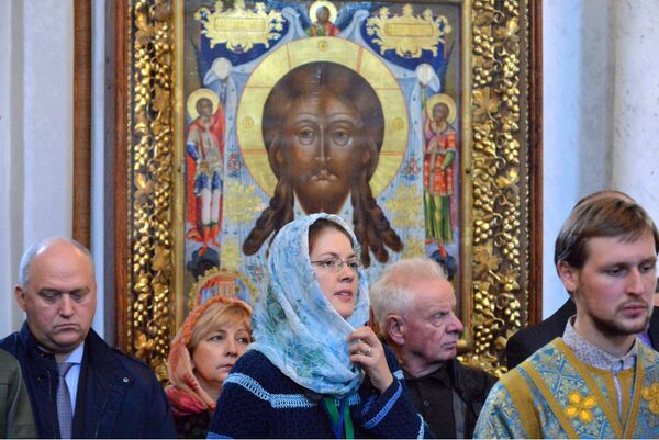 Верующие в Свято-Духовом кафедральном соборе в Минске, где проводит богослужение патриарх Московский и всея Руси Кирилл Верующие в Свято-Духовом кафедральном соборе в Минске, где проводит богослужение патриарх Московский и всея Руси Кирилл