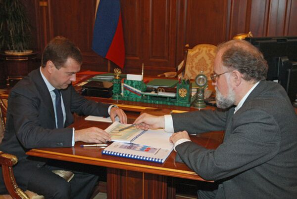 Президент России Дмитрий Медведев и глава Центризбиркома Владимир Чуров (слева направо) во время встречи в Кремле Президент России Дмитрий Медведев и глава Центризбиркома Владимир Чуров (слева направо) во время встречи в Кремле
