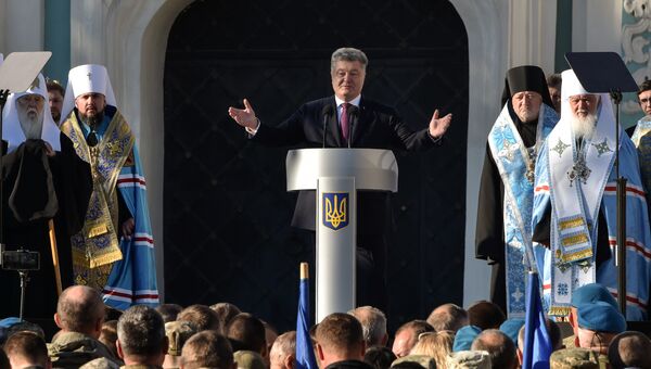 Президент Украины Петр Порошенко во время молебна по случаю ожидаемого решения о предоставлении автокефалии церкви на Украине. 14 октября 2018 Президент Украины Петр Порошенко во время молебна по случаю ожидаемого решения о предоставлении автокефалии церкви на Украине. 14 октября 2018