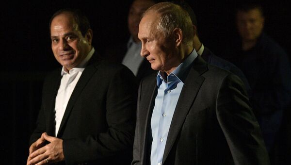 Владимир Путин и президент Арабской Республики Египет Абдель Фаттах ас-Сиси во время прогулки на набережной Олимпийского парка в Сочи. 16 октября 2018 Владимир Путин и президент Арабской Республики Египет Абдель Фаттах ас-Сиси во время прогулки на набережной Олимпийского парка в Сочи. 16 октября 2018