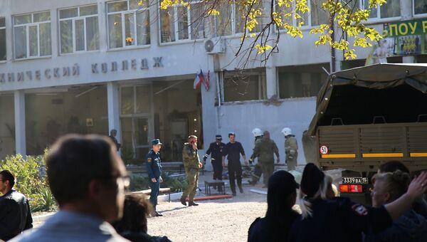У Политехнического колледжа в Керчи, в котором произошел взрыв У Политехнического колледжа в Керчи, в котором произошел взрыв