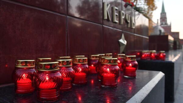 Цветы и свечи на памятнике городу-герою Керчи в Александровском саду в Москве в знак траура по погибшим при взрыве в колледже в Керчи Цветы и свечи на памятнике городу-герою Керчи в Александровском саду в Москве в знак траура по погибшим при взрыве в колледже в Керчи