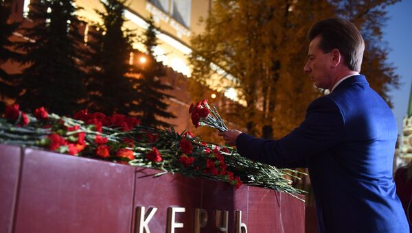 Председатель комитета Госдумы России по экологии и охране окружающей среды Владимир Бурматов возлагает цветы на памятник городу-герою Керчи в Александровском саду в Москве в знак траура по погибшим при взрыве в колледже в Керчи Председатель комитета Госдумы России по экологии и охране окружающей среды Владимир Бурматов возлагает цветы на памятник городу-герою Керчи в Александровском саду в Москве в знак траура по погибшим при взрыве в колледже в Керчи