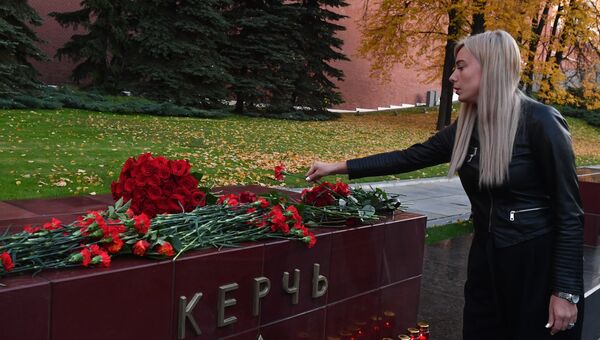 Девушка возлагает цветы на памятник городу-герою Керчи в Александровском саду в Москве в знак траура по погибшим при взрыве в колледже в Керчи Девушка возлагает цветы на памятник городу-герою Керчи в Александровском саду в Москве в знак траура по погибшим при взрыве в колледже в Керчи