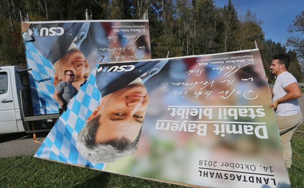 Уборка предвыборных плакатов с портретом политика Маркуса Зедера, члена партии ХСС. Зонтхофен, Бавария Уборка предвыборных плакатов с портретом политика Маркуса Зедера, члена партии ХСС. Зонтхофен, Бавария