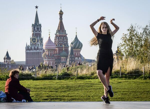Девушка танцует в парке Зарядье в Москве Девушка танцует в парке Зарядье в Москве