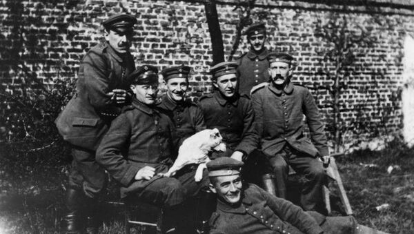 Адольф Гитлер среди сослуживцев (сидит справа). 1914 год Адольф Гитлер среди сослуживцев (сидит справа). 1914 год