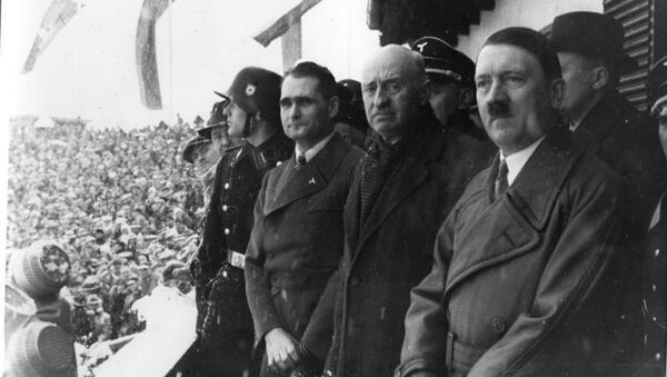 Рудольф Гесс, Анри де Байе-Латур и Адольф Гитлер на церемонии открытия зимних Олимпийских игр 1936 года Рудольф Гесс, Анри де Байе-Латур и Адольф Гитлер на церемонии открытия зимних Олимпийских игр 1936 года