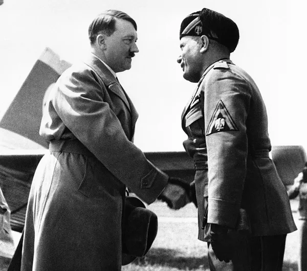 Адольф Гитлер и Бенито Муссолини. 1934 год Адольф Гитлер и Бенито Муссолини. 1934 год