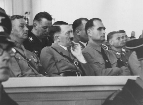 Начальник штаба Штурмовых отрядов Виктор Лютце, Адольф Гитлер и Рудольф Гесс во время церемонии открытия торжественного съезда в Нюрнберге, Германия. 7 сентября 1937 Начальник штаба Штурмовых отрядов Виктор Лютце, Адольф Гитлер и Рудольф Гесс во время церемонии открытия торжественного съезда в Нюрнберге, Германия. 7 сентября 1937